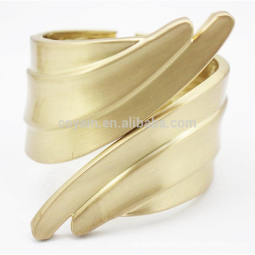 Punky estilo ala en forma de gran ancho de moda falso brazalete de oro para las mujeres